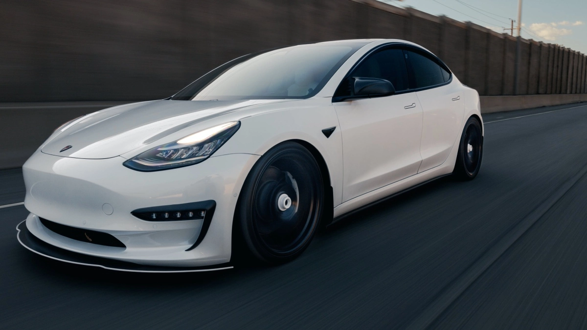 Tesla Elektrikli Araba Kaç Km Gider? 1 Tesla Elektrikli Arabaların Menzilini Etkileyen Faktörler Nelerdir?
